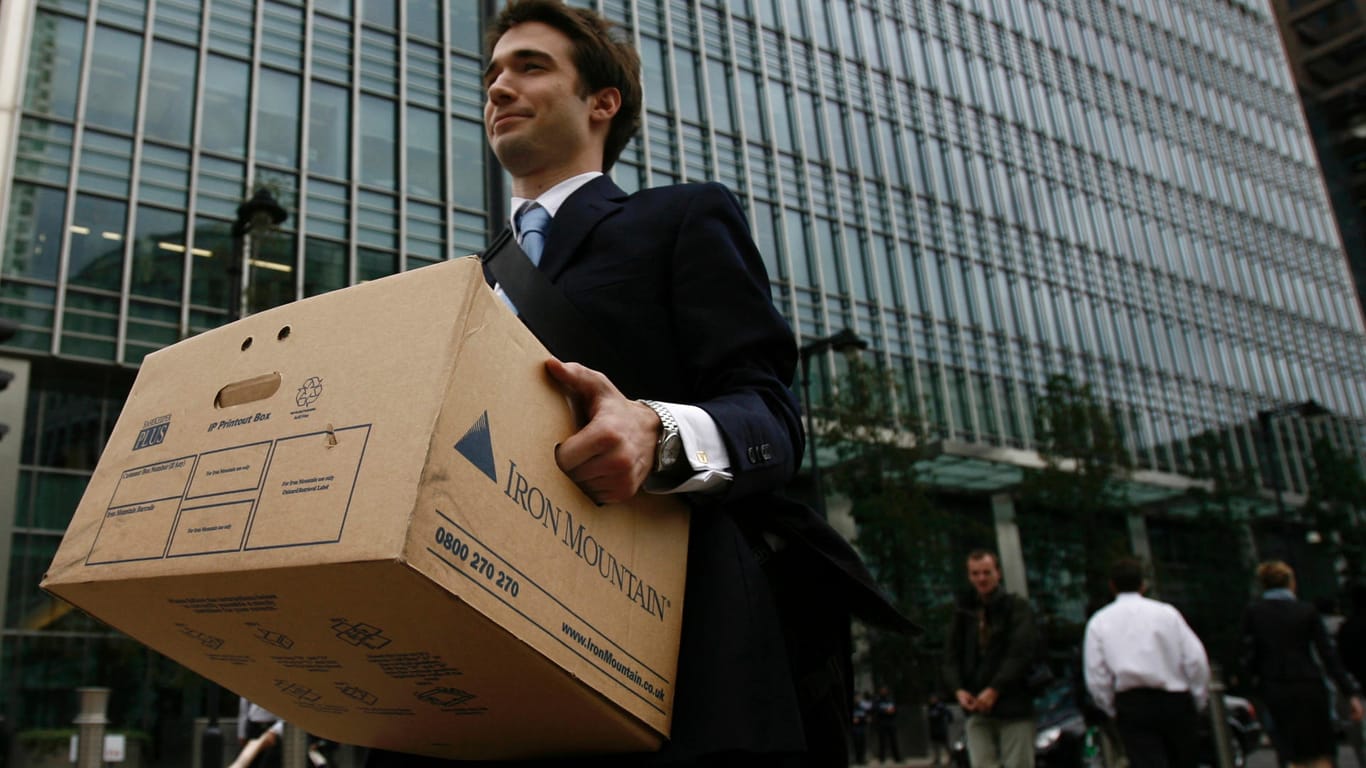 Ein Mitarbeiter trägt eine Umzugskiste aus den Büros von Lehman Brothers: Mit der Pleite der US-Investmentbank nahm die Finanzkrise Fahrt auf.