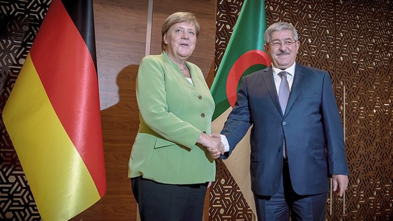 Bei einem Treffen mit dem algerischen Premierminister Ahmed Ouyahia lobt Kanzlerin Angela Merkel die gute Zusammenarbeit beider Länder bei der Rückführung abgelehnter Asylbewerber.