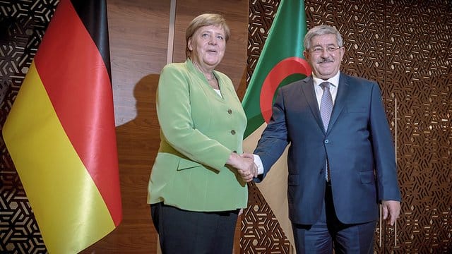 Bei einem Treffen mit dem algerischen Premierminister Ahmed Ouyahia lobt Kanzlerin Angela Merkel die gute Zusammenarbeit beider Länder bei der Rückführung abgelehnter Asylbewerber. Bei einem Treffen mit dem algerischen Premierminister Ahmed Ouyahia lobt Kanzlerin Angela Merkel die gute Zusammenarbeit beider Länder bei der Rückführung abgelehnter Asylbewerber.