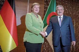Bei einem Treffen mit dem algerischen Premierminister Ahmed Ouyahia lobt Kanzlerin Angela Merkel die gute Zusammenarbeit beider Länder bei der Rückführung abgelehnter Asylbewerber.