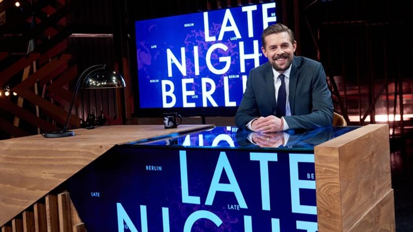 Klaas Heufer-Umlauf in der Kulisse von "Late Night Berlin".