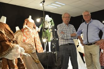 Martin Kamer (l) und Wolfgang Ruf (r) sammeln seit Jahrzehnten historische Textilien.
