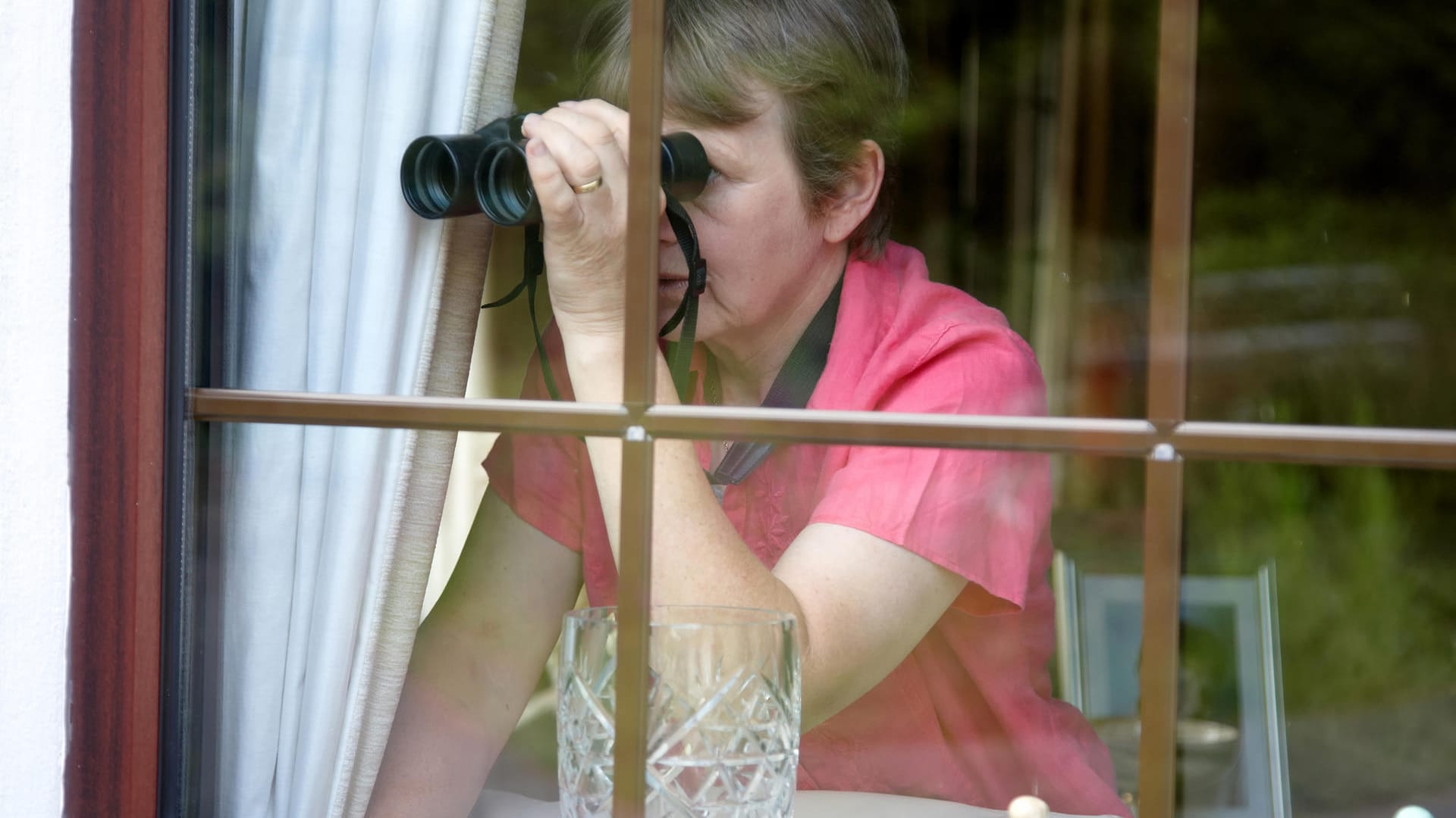 Frau mit Fernglas