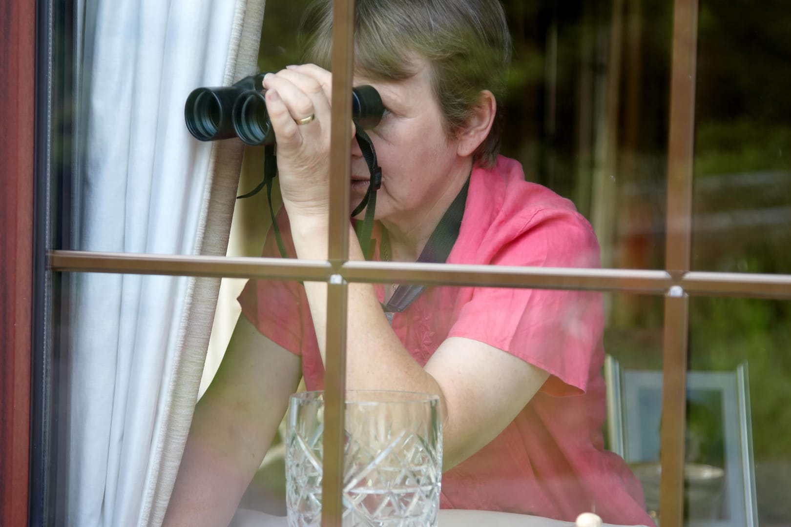 Frau mit Fernglas