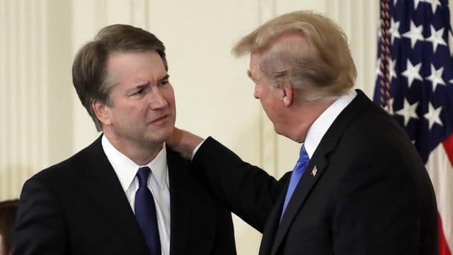 US-Präsident Donald Trump steht hinter seinem Kandidaten für den Supreme-Court-Posten, Brett Kavanaugh (l). US-Präsident Donald Trump steht hinter seinem Kandidaten für den Supreme-Court-Posten, Brett Kavanaugh (l).