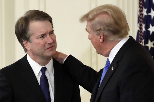US-Präsident Donald Trump steht hinter seinem Kandidaten für den Supreme-Court-Posten, Brett Kavanaugh (l).