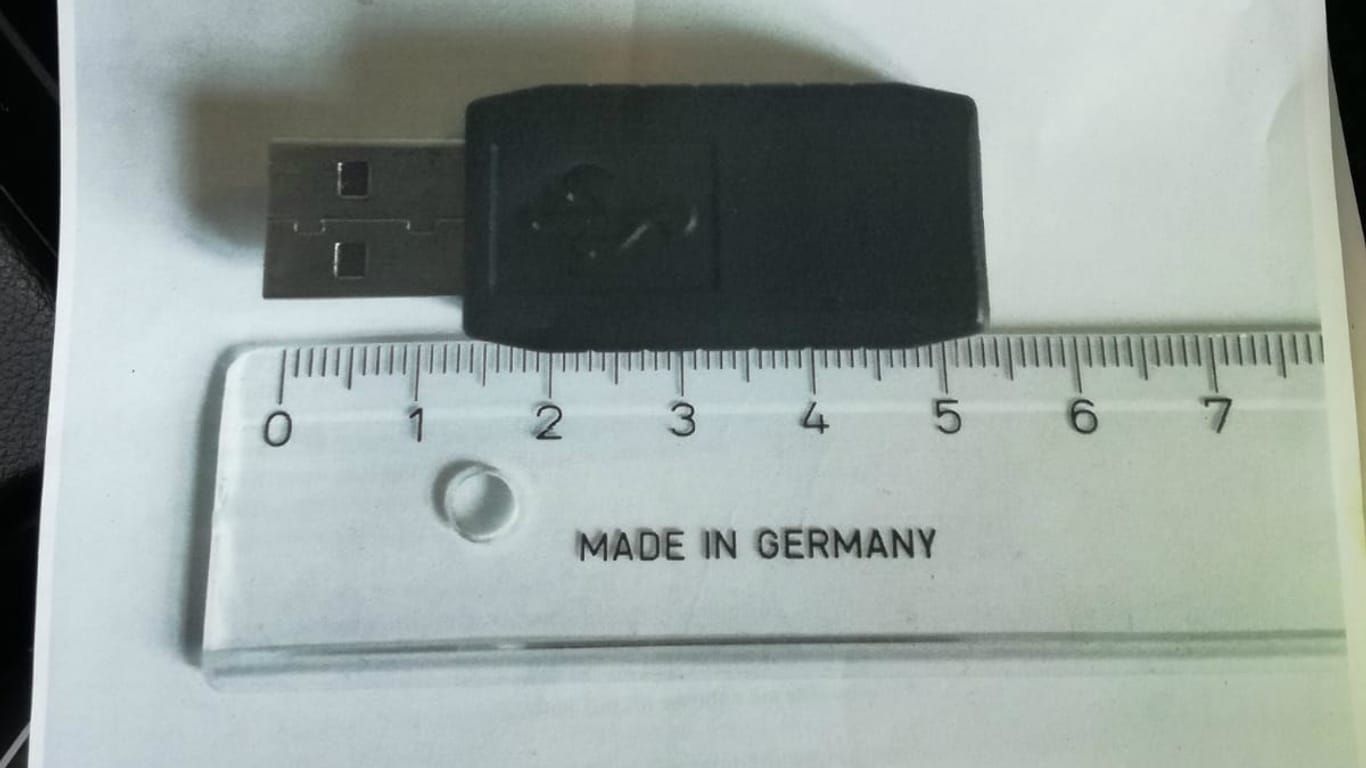 Dieser Keylogger, ein Gerät zum Aufzeichnen von Tastatureingaben, wurde bei der Berliner Polizei entdeckt.