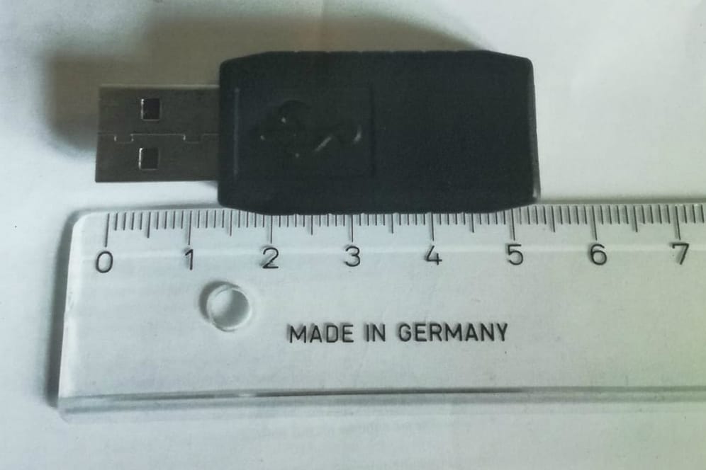 Dieser Keylogger, ein Gerät zum Aufzeichnen von Tastatureingaben, wurde bei der Berliner Polizei entdeckt.