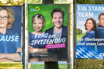 Die Wahlplakate von SPD, Bündnis 90/Die Grünen und CSU zur Landtagswahl in Bayern.