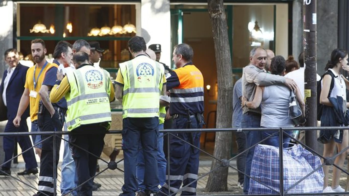 Polizisten und Rettungskräfte arbeiten an dem Ort, an dem sich eine Explosion in einem Waggon der Madrider U-Bahn ereignet hat.