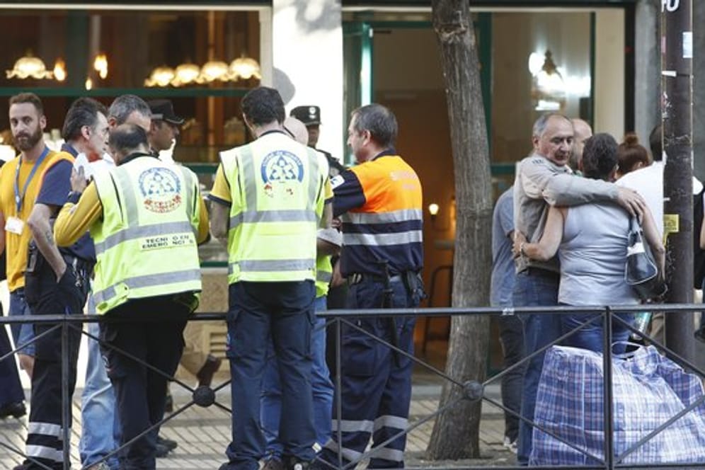 Polizisten und Rettungskräfte arbeiten an dem Ort, an dem sich eine Explosion in einem Waggon der Madrider U-Bahn ereignet hat.