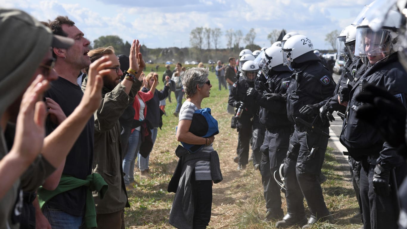 Konfrontation am "Hambacher Forst": Polizisten stoppen Demonstranten, die eine Räumung des Geländes verhindern wollen.
