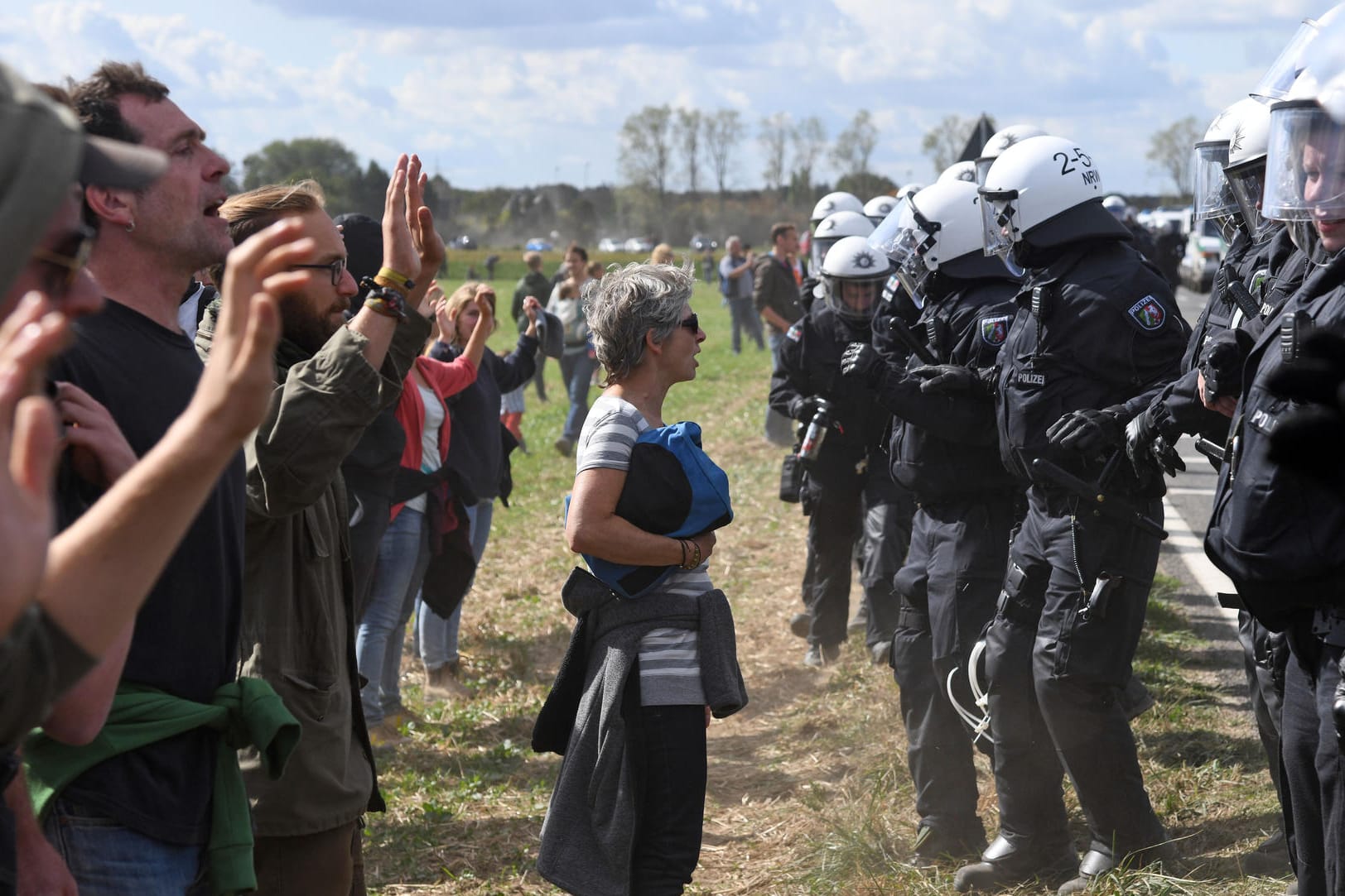 Konfrontation am "Hambacher Forst": Polizisten stoppen Demonstranten, die eine Räumung des Geländes verhindern wollen.