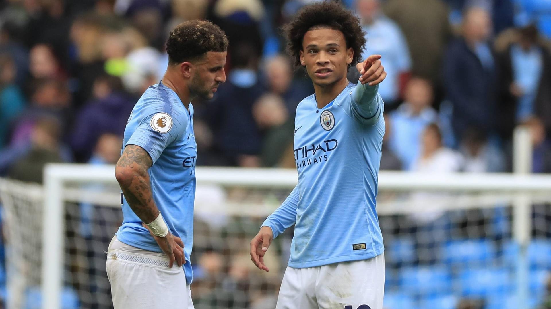 Leroy Sané (r.) mit Teamkollege Kyle Walker: Der deutsche Nationalspieler hatte bei Manchester City einen schwierigen Saisonstart, stand zuletzt aber wieder in der Startelf.