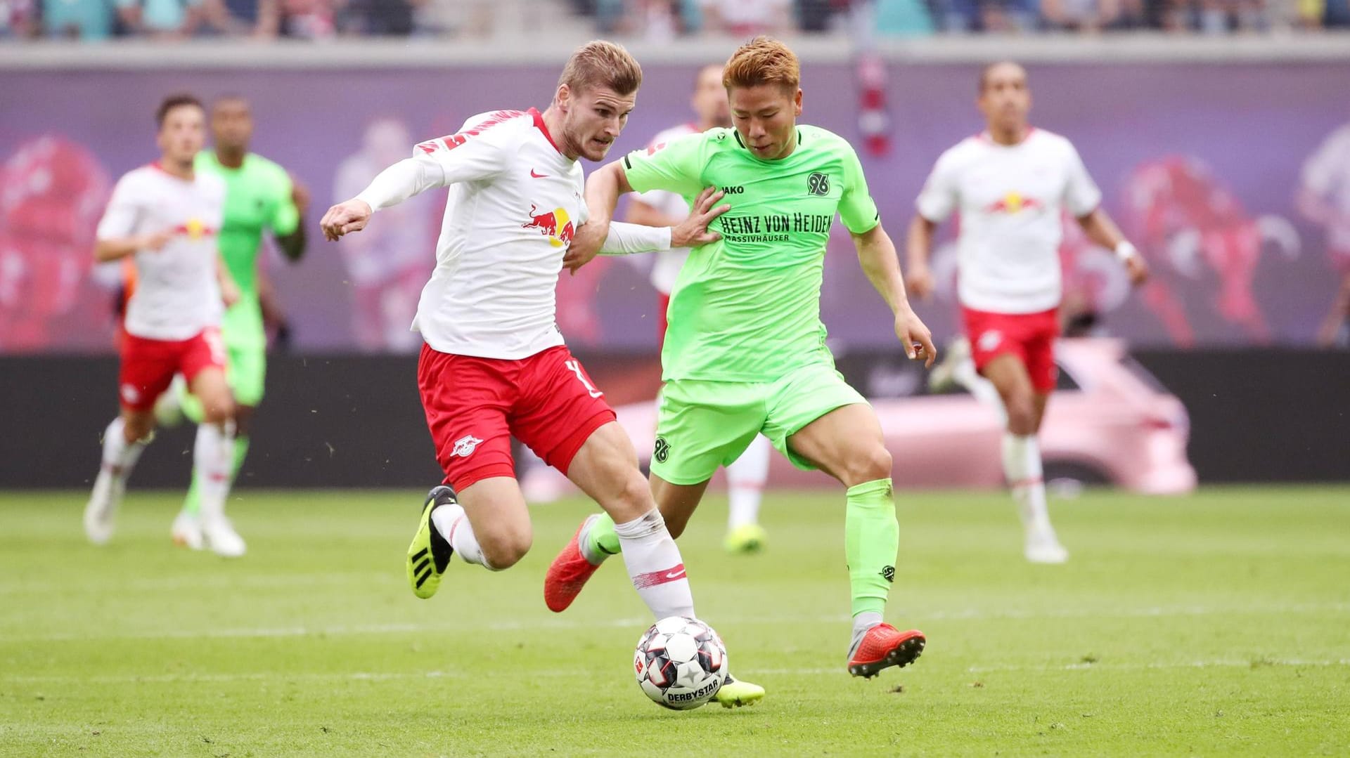 Timo Werner (l.) setzt sich gegen Hannovers Takuma Asano durch: Mit Leipzig trifft der Nationalstürmer auf das ebenfalls von Red Bull gesponserte Salzburg.