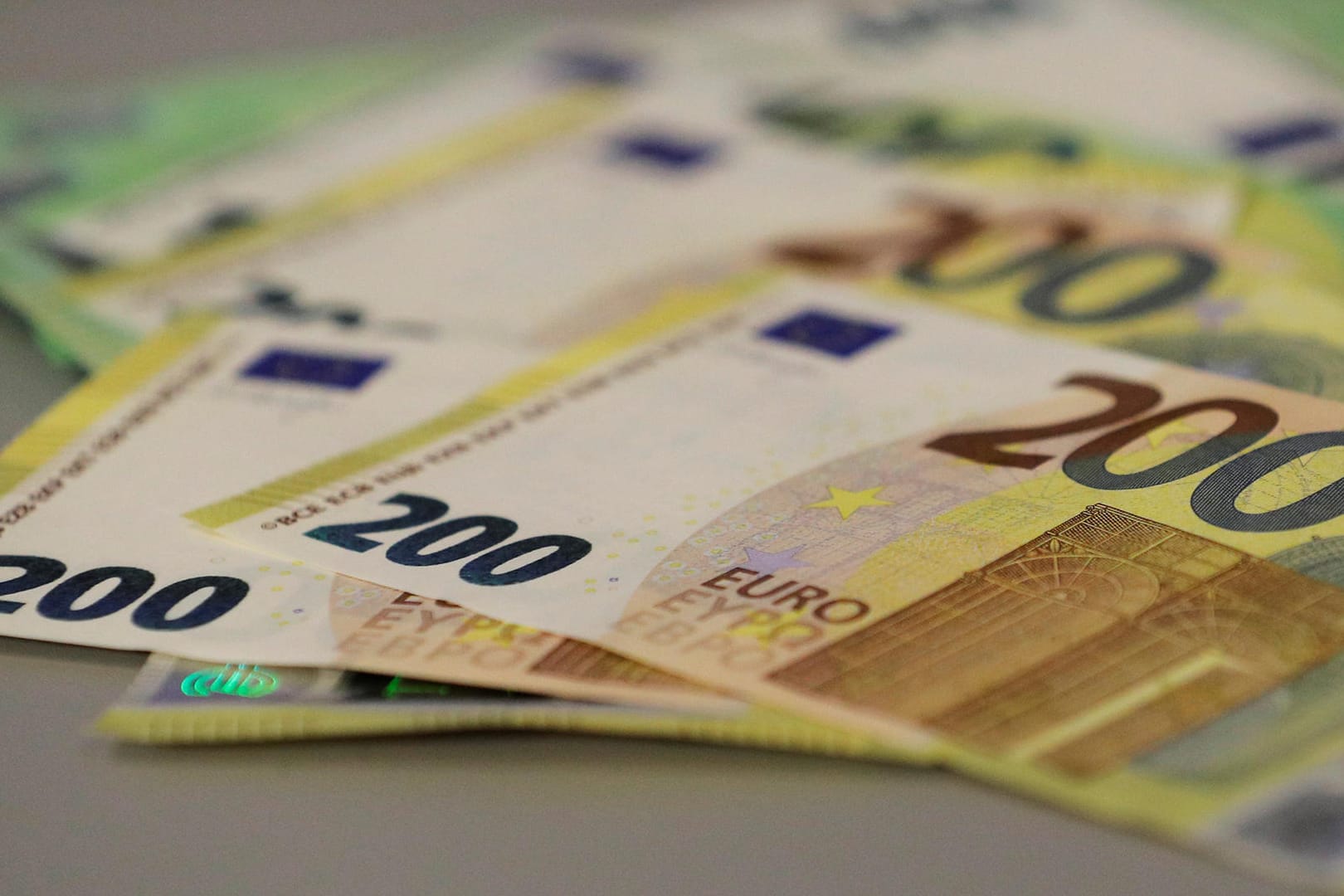100- und 200-Euro-Scheine 100- und 200-Euro-Scheine