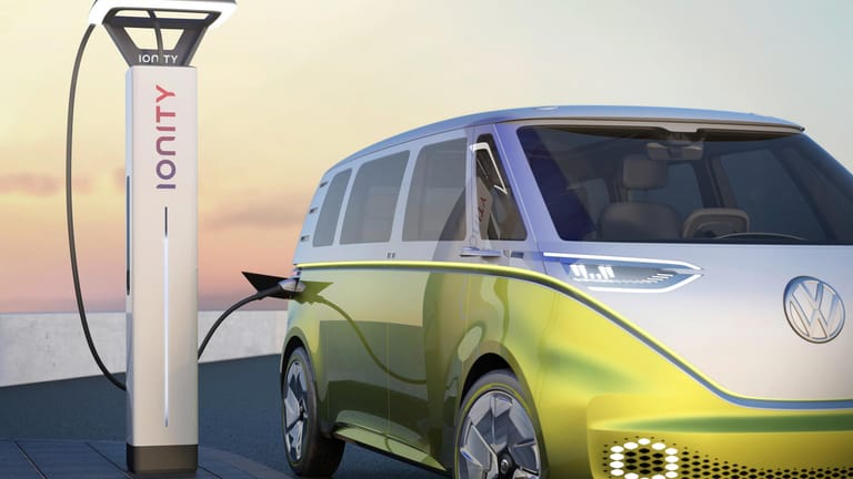 Sauber in die Zukunft: Ein VW ganz ohne Abgase tankt Strom – im Jahr 2025 sollen konzernweit drei Millionen Elektroautos jährlich vom Band laufen.