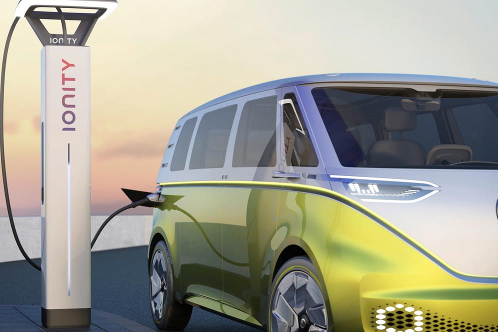 Sauber in die Zukunft: Ein VW ganz ohne Abgase tankt Strom – im Jahr 2025 sollen konzernweit drei Millionen Elektroautos jährlich vom Band laufen.