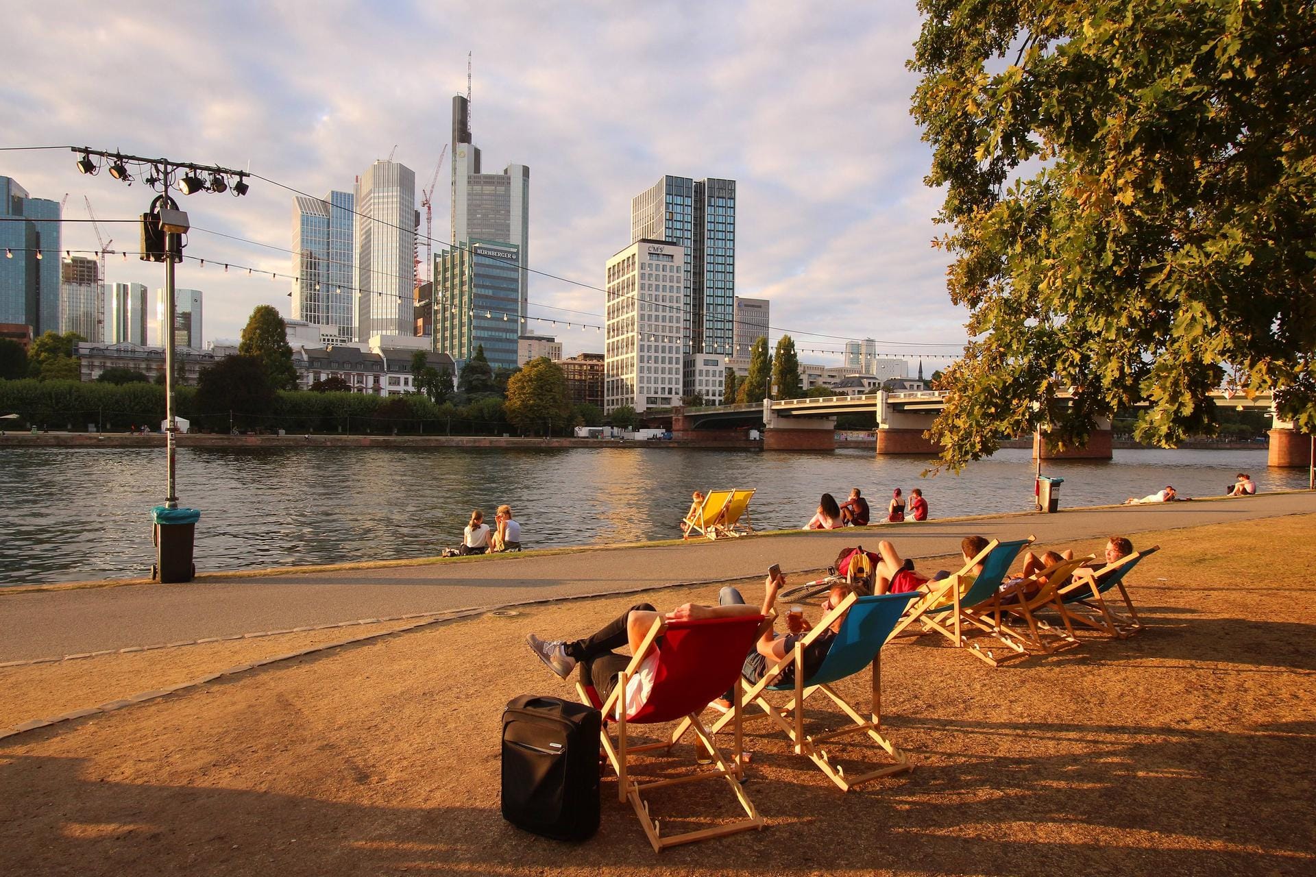 Liegestühle am Mainufer in Frankfurt: Monatelange Hitze: Während die einen jubeln, schlägt anderen der Jahrhundertsommer aufs Gemüt.