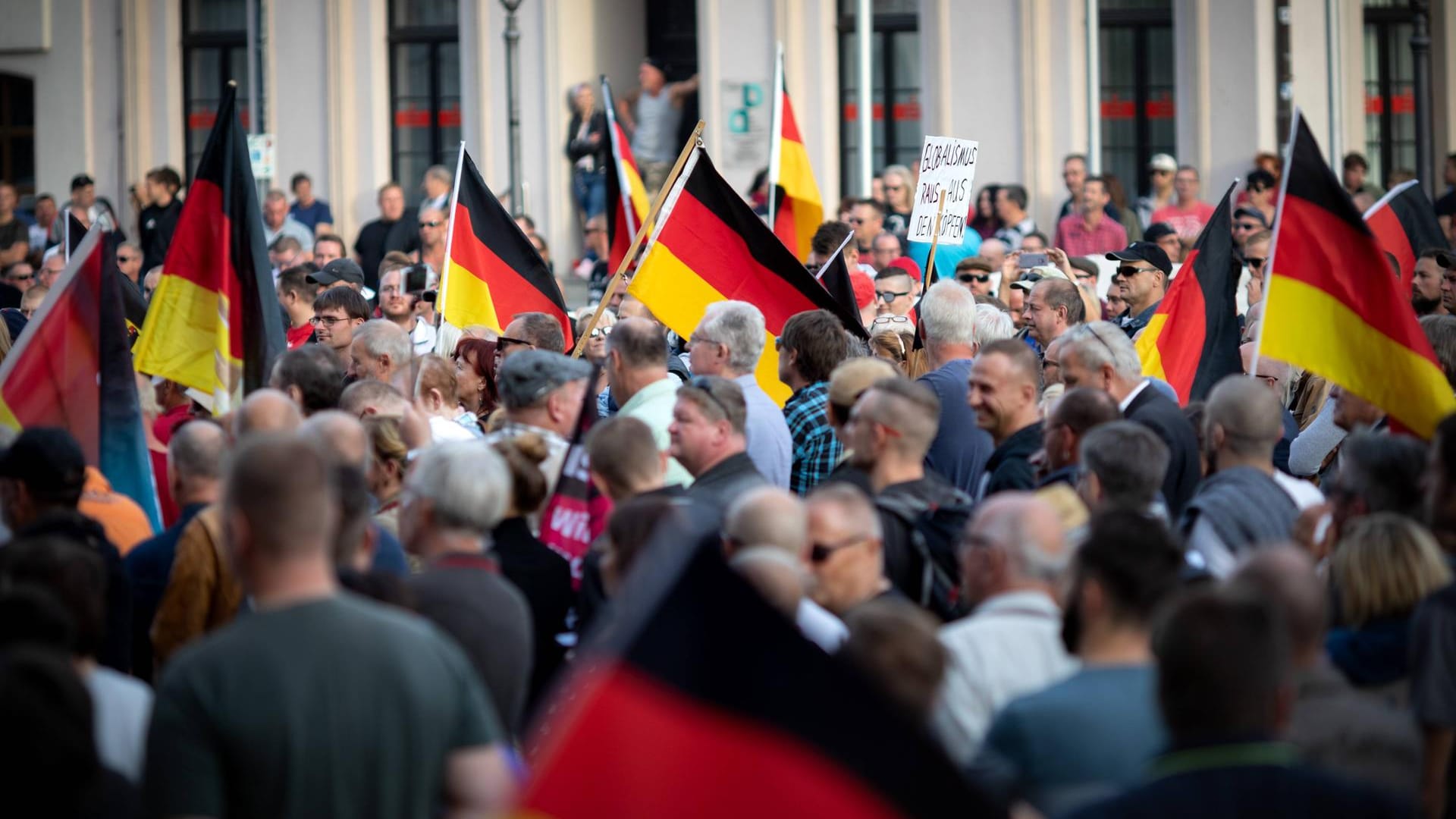 Rechter Demonstration nach Tod eines 22-jährigen in Köthen: Gegen sieben Demonstranten wurden Ermittlungsverfahren eingeleitet. Sie hatten nach der Demo am Magdeburger Bahnhof Polizisten geschlagen und rechte Parolen gerufen.