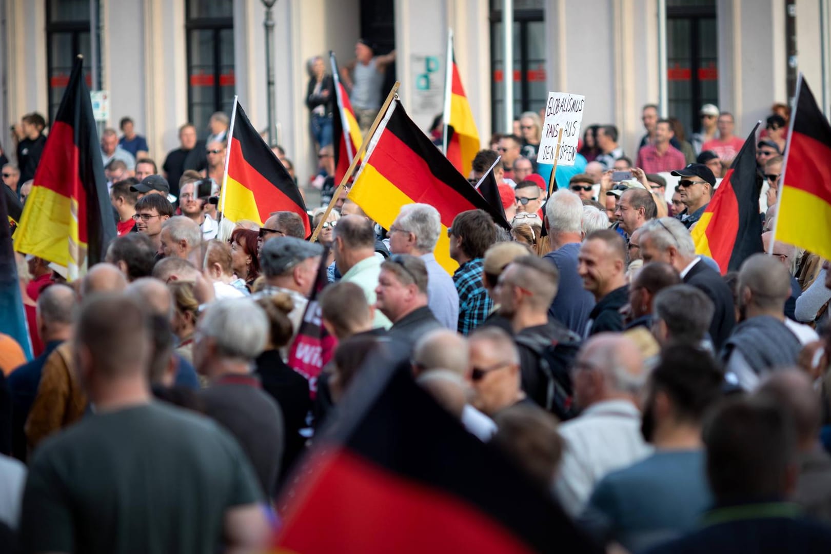 Rechter Demonstration nach Tod eines 22-jährigen in Köthen: Gegen sieben Demonstranten wurden Ermittlungsverfahren eingeleitet. Sie hatten nach der Demo am Magdeburger Bahnhof Polizisten geschlagen und rechte Parolen gerufen.