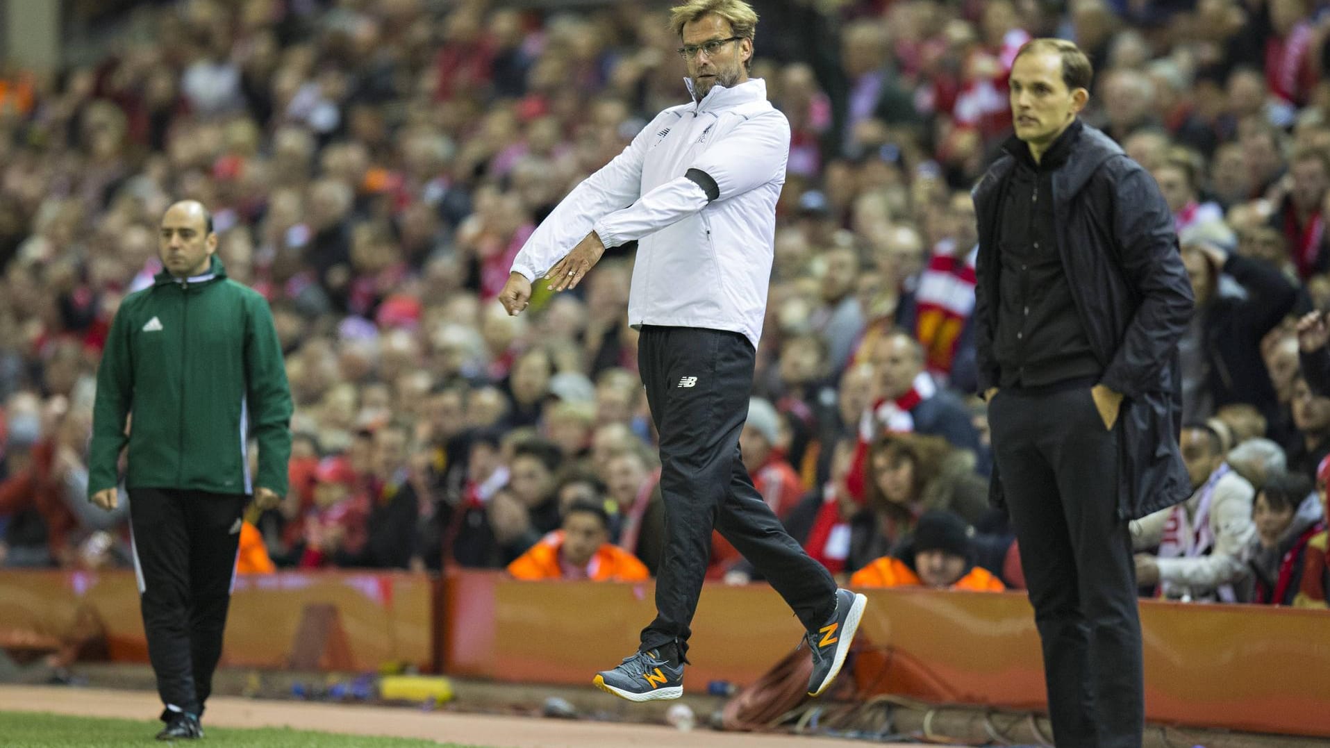 Man kennt sich: Jürgen Klopp (l.) und Thomas Tuchel, hier beim Europa-League-Spiel Liverpool gegen Dortmund, standen sich bereits mehrfach als Trainer gegenüber.