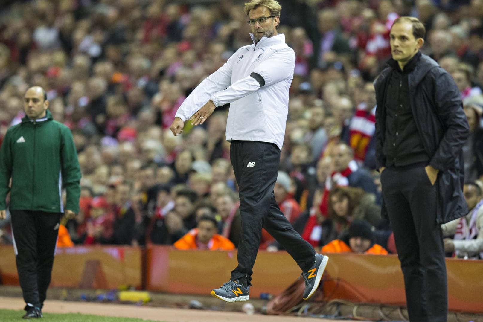 Man kennt sich: Jürgen Klopp (l.) und Thomas Tuchel, hier beim Europa-League-Spiel Liverpool gegen Dortmund, standen sich bereits mehrfach als Trainer gegenüber.