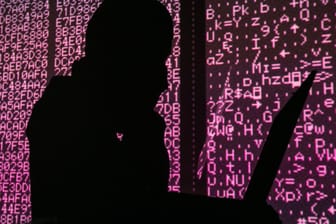Cyberkriminalität und anonyme Hacker (Symbolbild): In der Schweiz wird gegen zwei Russen ermittelt, die im Verdacht stehen, die europäische Anti-Doping-Agentur Wada angegriffen zu haben.