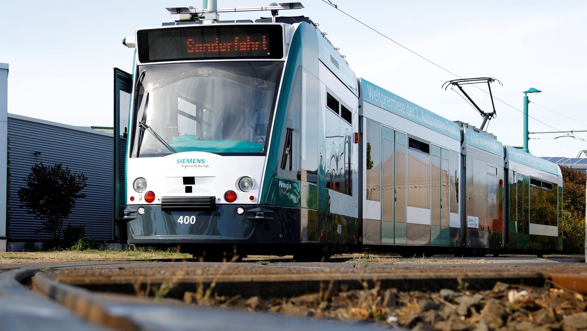 Combino in Fahrt: Die erste autonome Straßenbahn der Welt startet jetzt in Potsdam. Combino in Fahrt: Die erste autonome Straßenbahn der Welt startet jetzt in Potsdam.