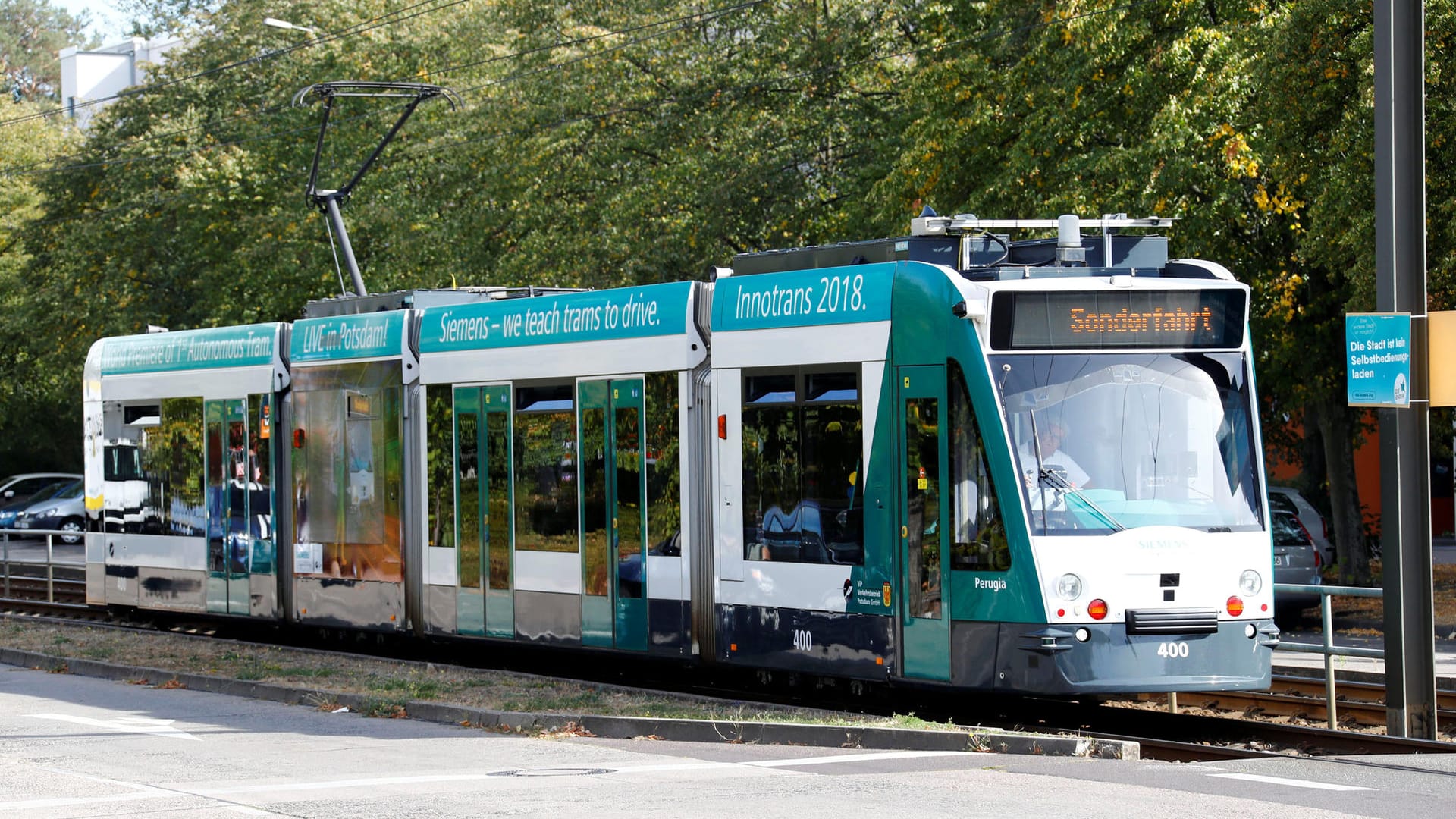 Schlaueste Tram der Welt: Die Bahn erkennt Kreuzungen und Ampeln, Fußgänger und Autos.
