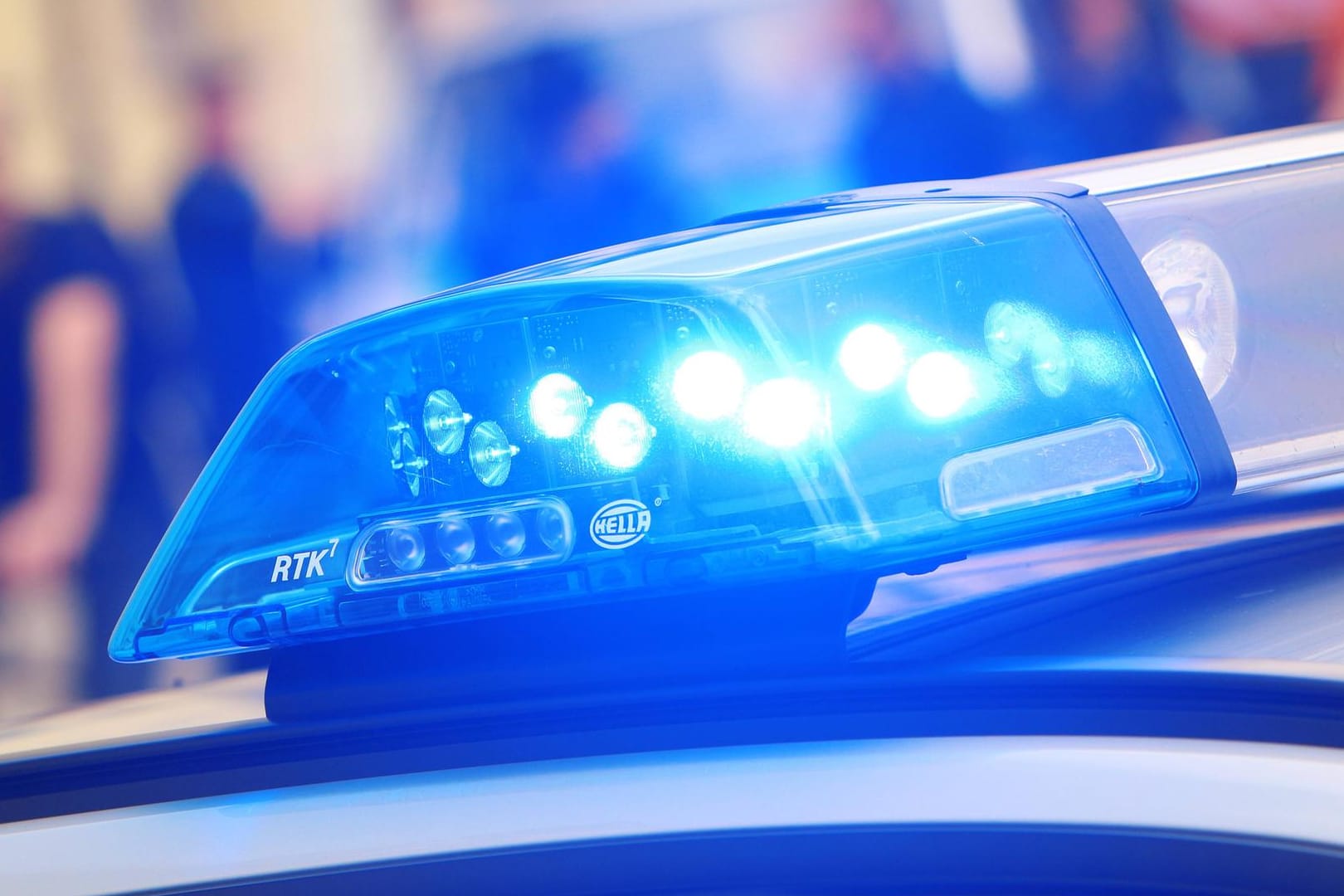 Einsatzwagen der Polizei mit eingeschaltetem Blaulicht (Symbolbild): Frankfurt wurde zum Schauplatz eines erneuten antisemitisch motivierten Angriffs.