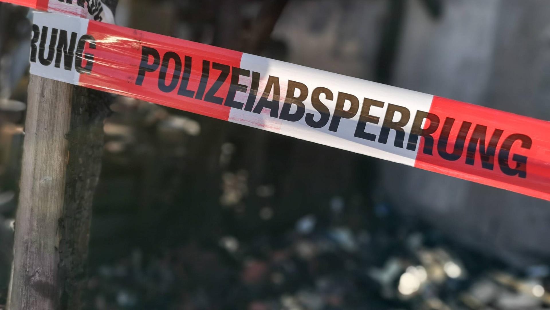 Flatterband mit der Aufschrift "Polizeiabsperrung" (Symbolbild): Eine eigens für ungelöste Mordfälle eingerichtete Sonderkommission konnte einen Tatverdächtigen für einen Fall ermitteln, der nun schon mehr als 20 Jahre zurückliegt.