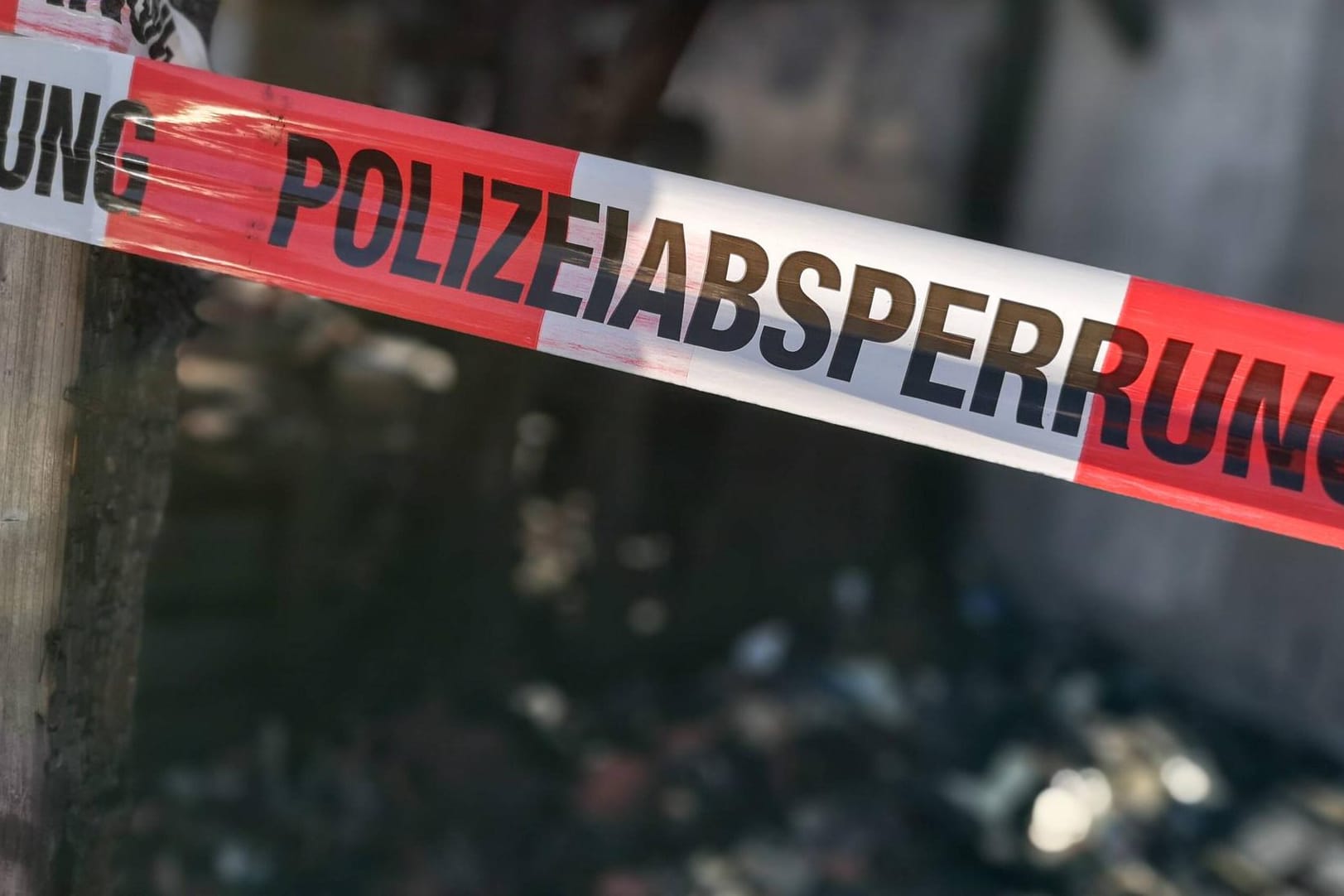 Flatterband mit der Aufschrift "Polizeiabsperrung" (Symbolbild): Eine eigens für ungelöste Mordfälle eingerichtete Sonderkommission konnte einen Tatverdächtigen für einen Fall ermitteln, der nun schon mehr als 20 Jahre zurückliegt.