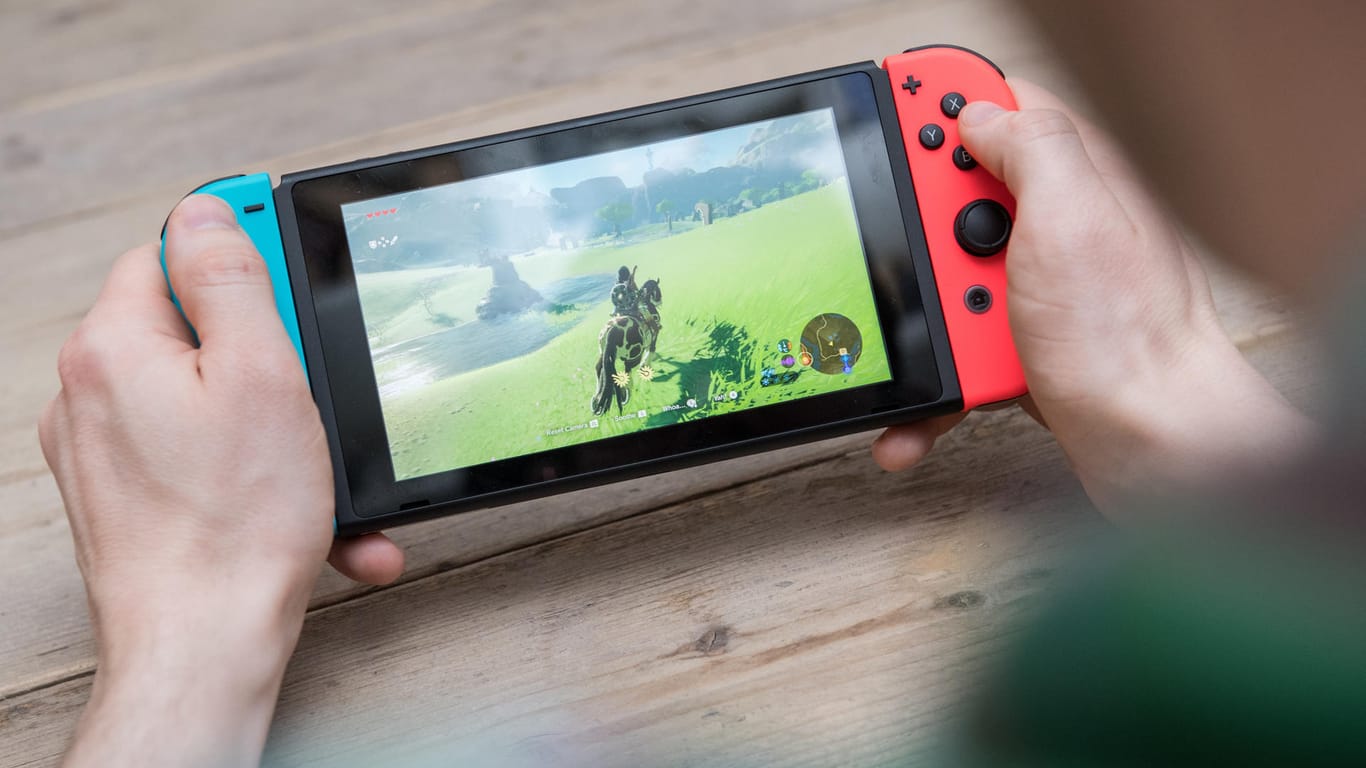 Ein Kind spielt auf der Nintendo Switch: Ab dem 19. September können Switch-Besitzer Nintendos neuen Abo-Service für Mehrspieler- und Retro-Spiele nutzen.