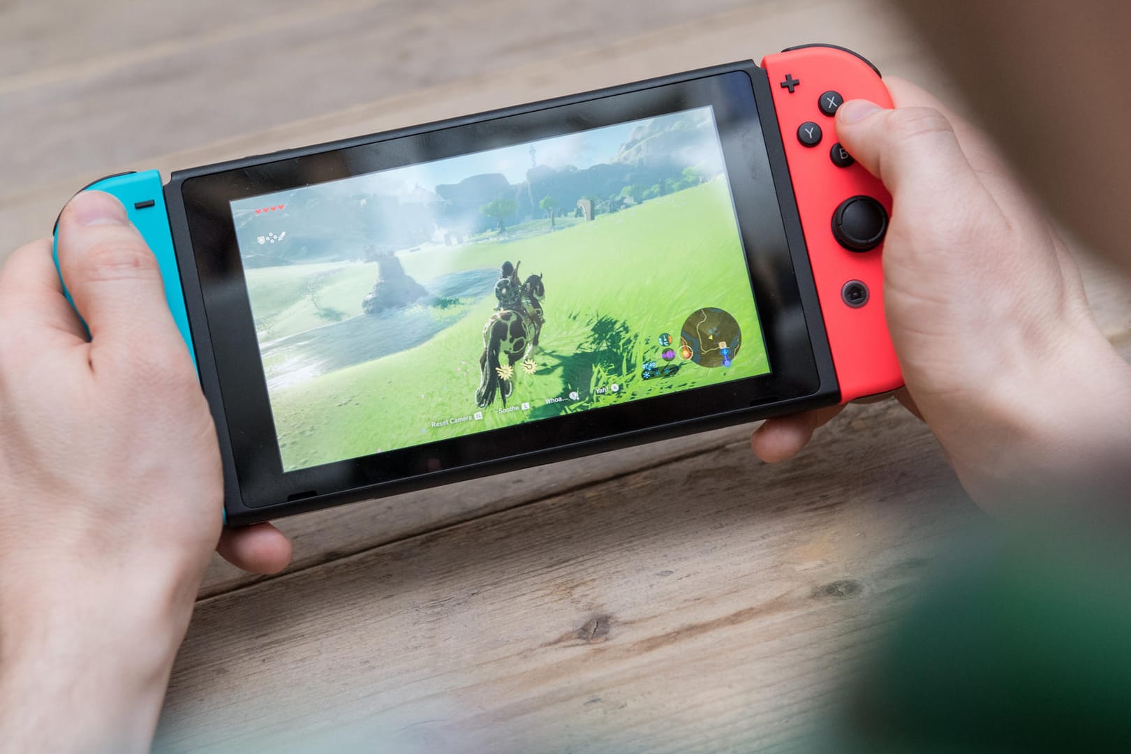 Ein Kind spielt auf der Nintendo Switch: Ab dem 19. September können Switch-Besitzer Nintendos neuen Abo-Service für Mehrspieler- und Retro-Spiele nutzen.