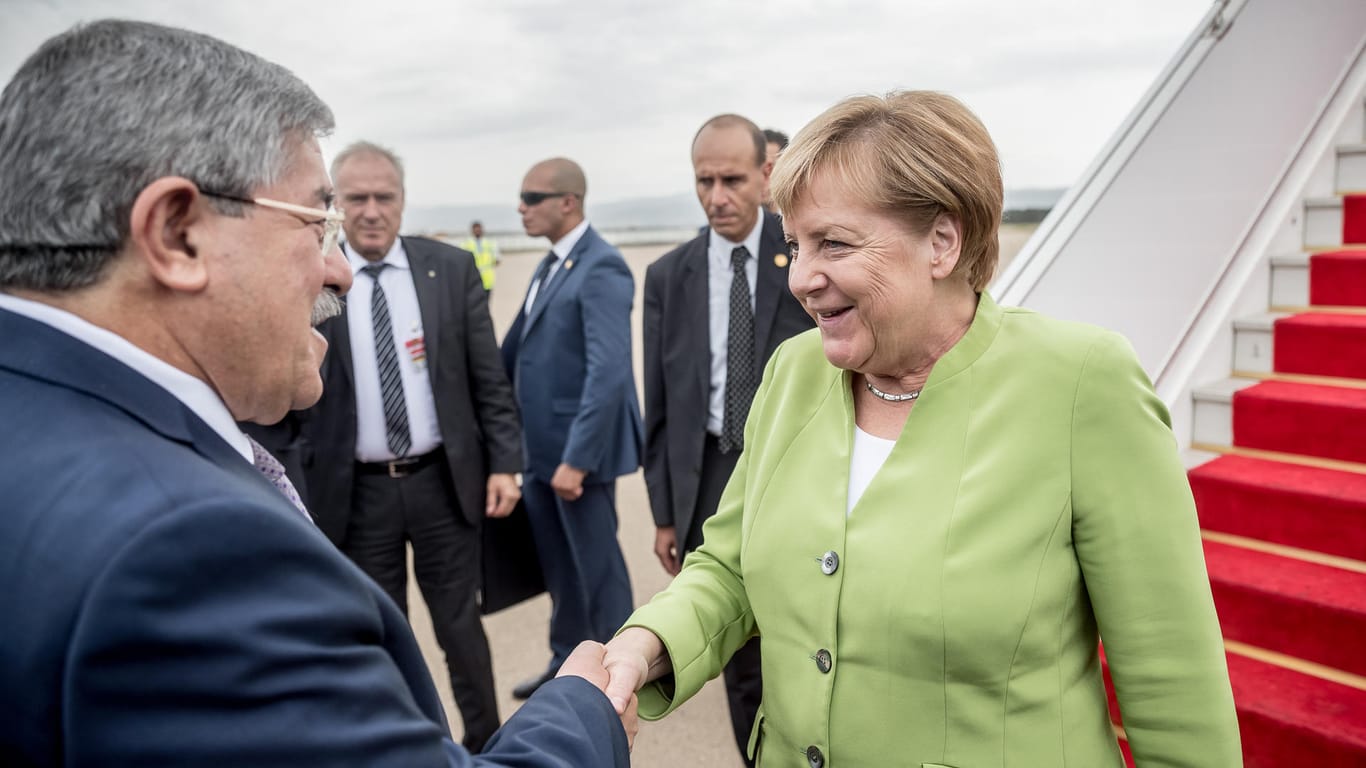 Bundeskanzlerin Angela Merkel und der algerischen Premierminister Ahmed Ouyahia: Bei ihrem Treffen in Algerien haben sie über eine Zusammenarbeit beim Thema Migration gesprochen.