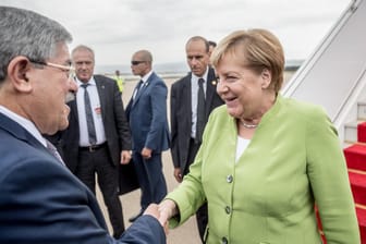 Bundeskanzlerin Angela Merkel und der algerischen Premierminister Ahmed Ouyahia: Bei ihrem Treffen in Algerien haben sie über eine Zusammenarbeit beim Thema Migration gesprochen.