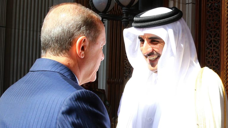 Der türkische Präsident Recep Tayyip Erdogan (links) trifft sich mit Scheich Tamim bin Hamad al-Thani im Jahr 2017 (Archivbild): Trotz Kritik der Opposition wird der türkische Präsident in Zukunft das von dem Scheich zur Verfügung gestellte Flugzeug für seine Reisen nutzen.