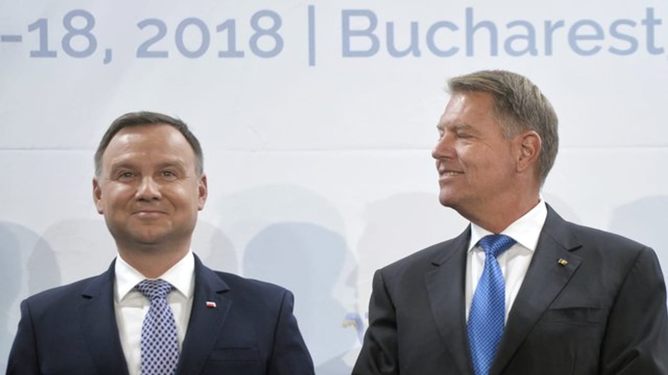 Der gastgebende rumänische Präsident Klaus Iohannis (r) und sein polnischer Amtskollege Andrzej Duda bei der Eröffnung des Drei-Meere-Gipfels in Bukarest.