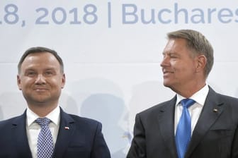 Der gastgebende rumänische Präsident Klaus Iohannis (r) und sein polnischer Amtskollege Andrzej Duda bei der Eröffnung des Drei-Meere-Gipfels in Bukarest.
