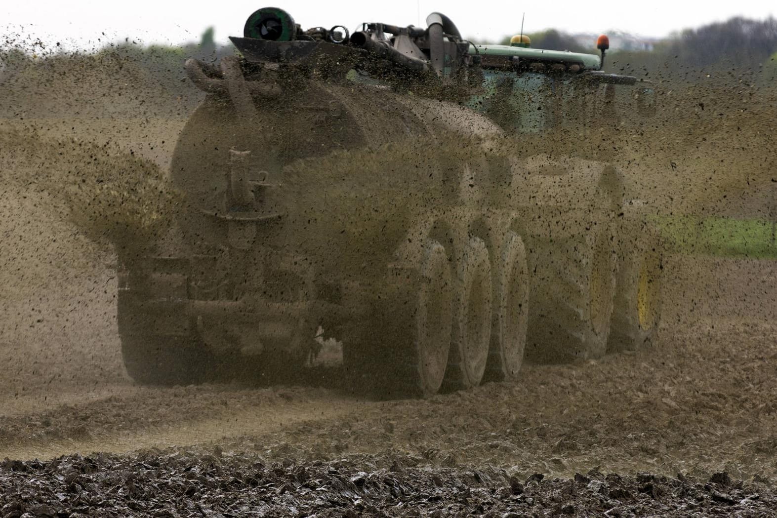 Ein Landwirt pumpt Gülle auf ein Feld (Symbolbild): Einem 34-jährigen Landwirt wird vorgeworfen, auf einem Feld ein angedeutetes Hakenkreuz und einen AfD-Schriftzug hinterlassen zu haben. Piloten haben beim Überfliegen die braune Botschaft gesehen und die Polizei alarmiert.