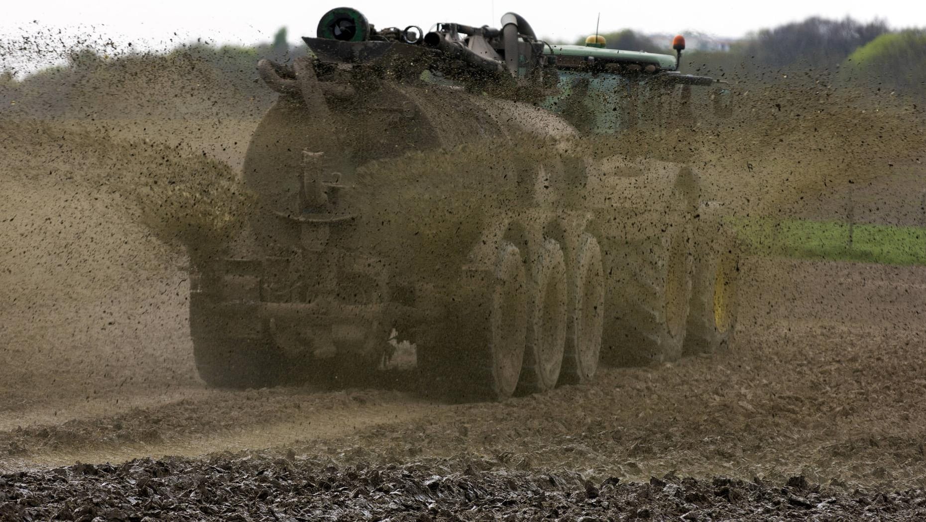 Ein Landwirt pumpt Gülle auf ein Feld (Symbolbild): Einem 34-jährigen Landwirt wird vorgeworfen, auf einem Feld ein angedeutetes Hakenkreuz und einen AfD-Schriftzug hinterlassen zu haben. Piloten haben beim Überfliegen die braune Botschaft gesehen und die Polizei alarmiert.