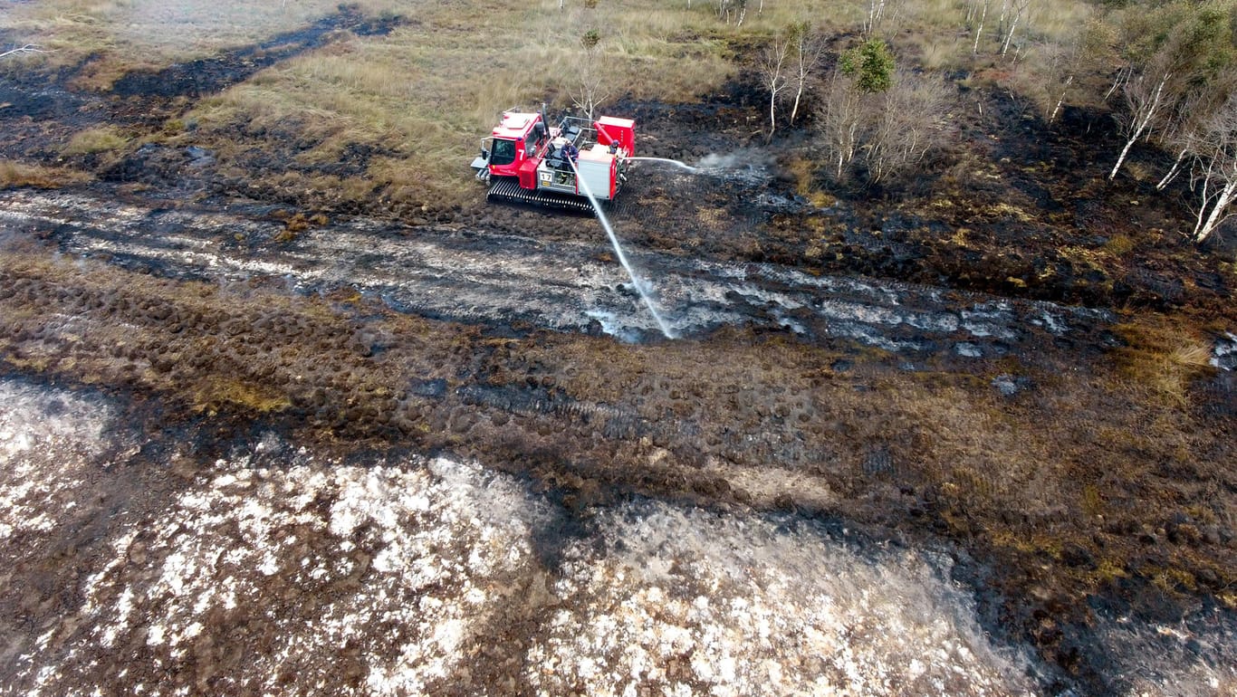 Eine Löschraupe ist beim Moorbrand auf dem Gelände der Wehrtechnischen Dienststelle 91 (WTD 91) in Meppen im Einsatz: Auf einem Testgelände der Bundeswehr stehen seit dem 04.09.2018 fünf Hektar Moorland in Brand.