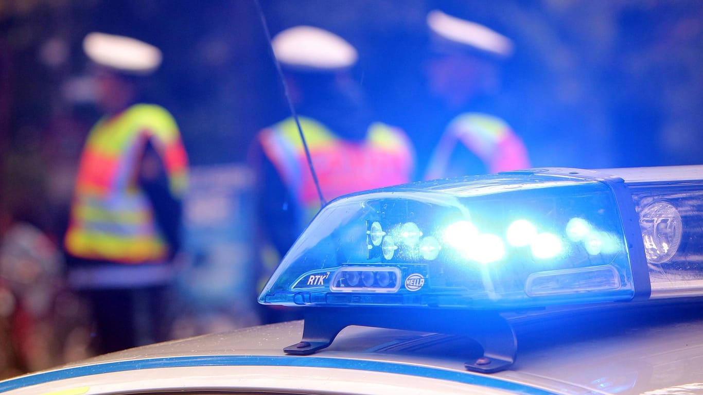 Einsatzwagen der Polizei mit eingeschaltetem Blaulicht (Symbolbild): Ein Hausmeister hat bei Arbeiten im Keller eines Mehrfamilienhauses ein menschliches Skelett gefunden.