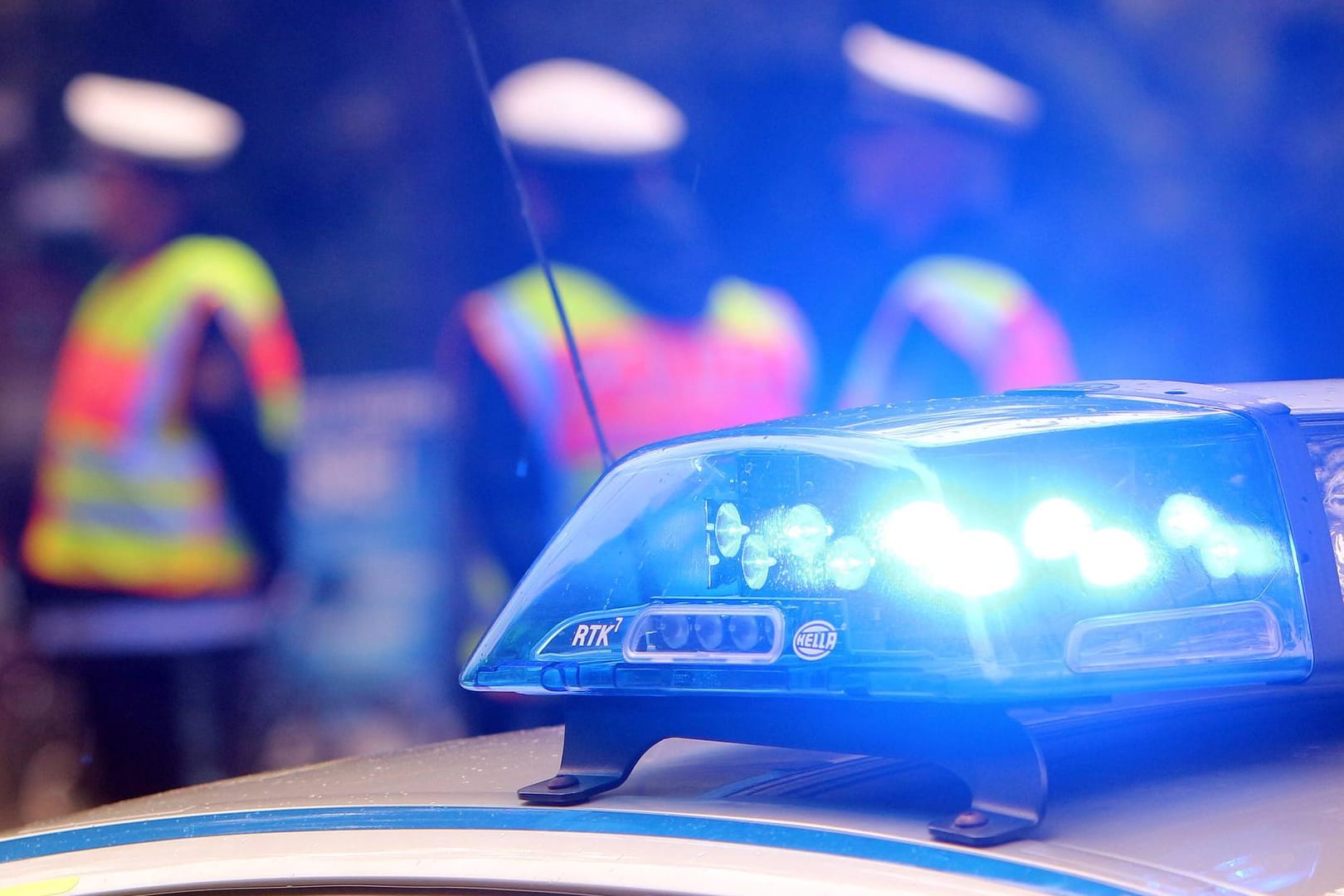 Einsatzwagen der Polizei mit eingeschaltetem Blaulicht (Symbolbild): Ein Hausmeister hat bei Arbeiten im Keller eines Mehrfamilienhauses ein menschliches Skelett gefunden.