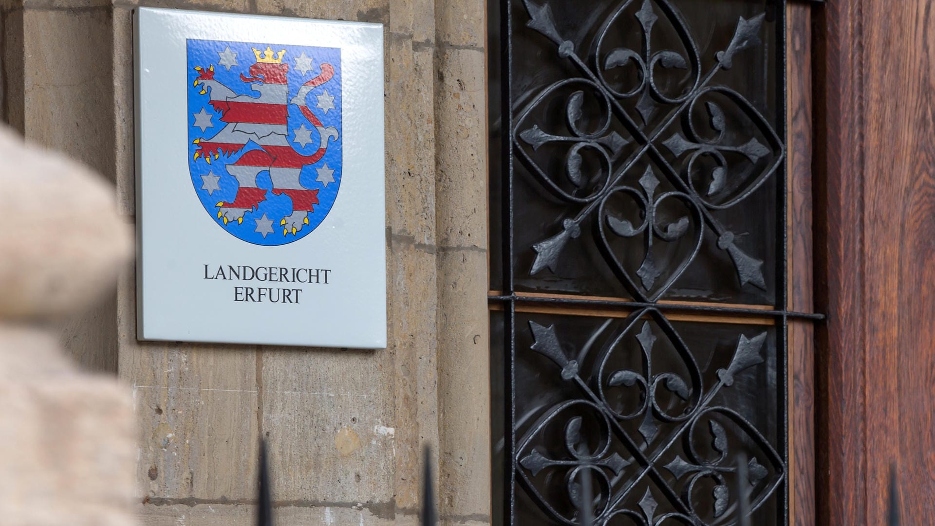 Das Landgericht in Erfurt (Archivbild): Ein 31-Jähriger Trainer ist wegen Missbrauch in 82 Fällen verurteilt worden. Andere Trainer und Vereinsmitglieder haben nach eigenen Aussagen von dem jahrelangen missbräuchlichen Verhalten nichts mitbekommen. Das Landgericht in Erfurt (Archivbild): Ein 31-Jähriger Trainer ist wegen Missbrauch in 82 Fällen verurteilt worden. Andere Trainer und Vereinsmitglieder haben nach eigenen Aussagen von dem jahrelangen missbräuchlichen Verhalten nichts mitbekommen.