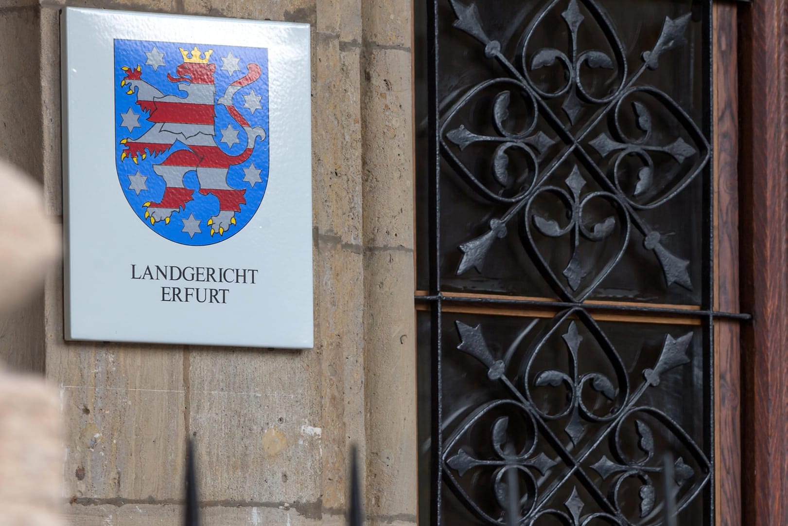 Das Landgericht in Erfurt (Archivbild): Ein 31-Jähriger Trainer ist wegen Missbrauch in 82 Fällen verurteilt worden. Andere Trainer und Vereinsmitglieder haben nach eigenen Aussagen von dem jahrelangen missbräuchlichen Verhalten nichts mitbekommen.