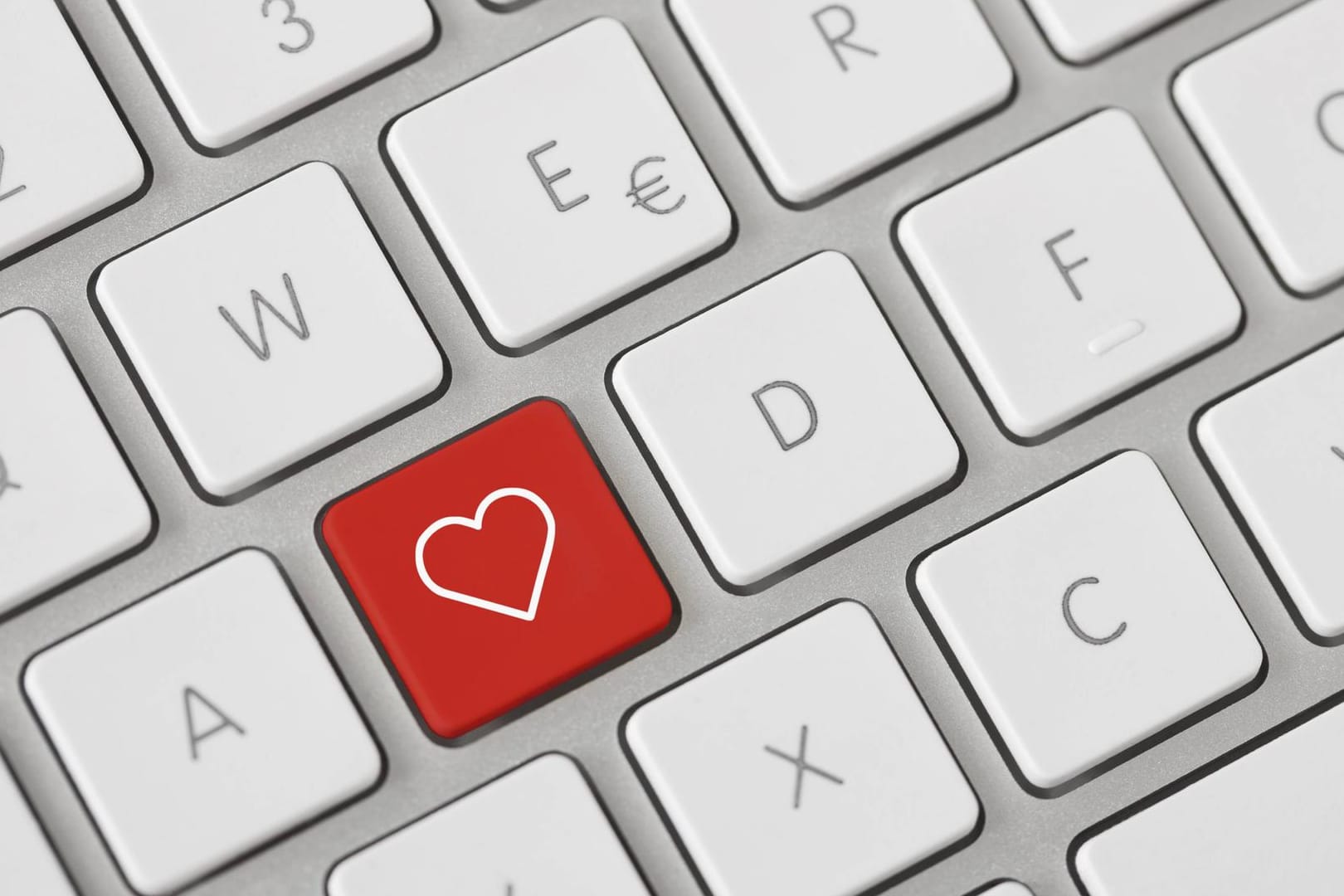 Eine Computertastatur (Symbolfoto). In einem Internetportal gaben die Betrüger an, viel Gold zu besitzen und das Geld zurückzuzahlen. Dazu kam es nie.