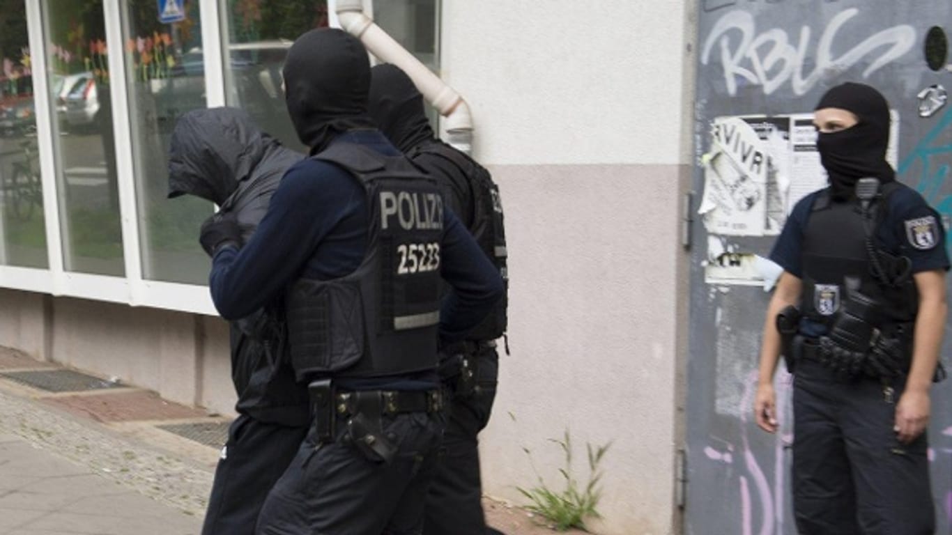 Polizisten bei einer Razzia im Umfeld eines Clans in Berlin-Neukölln