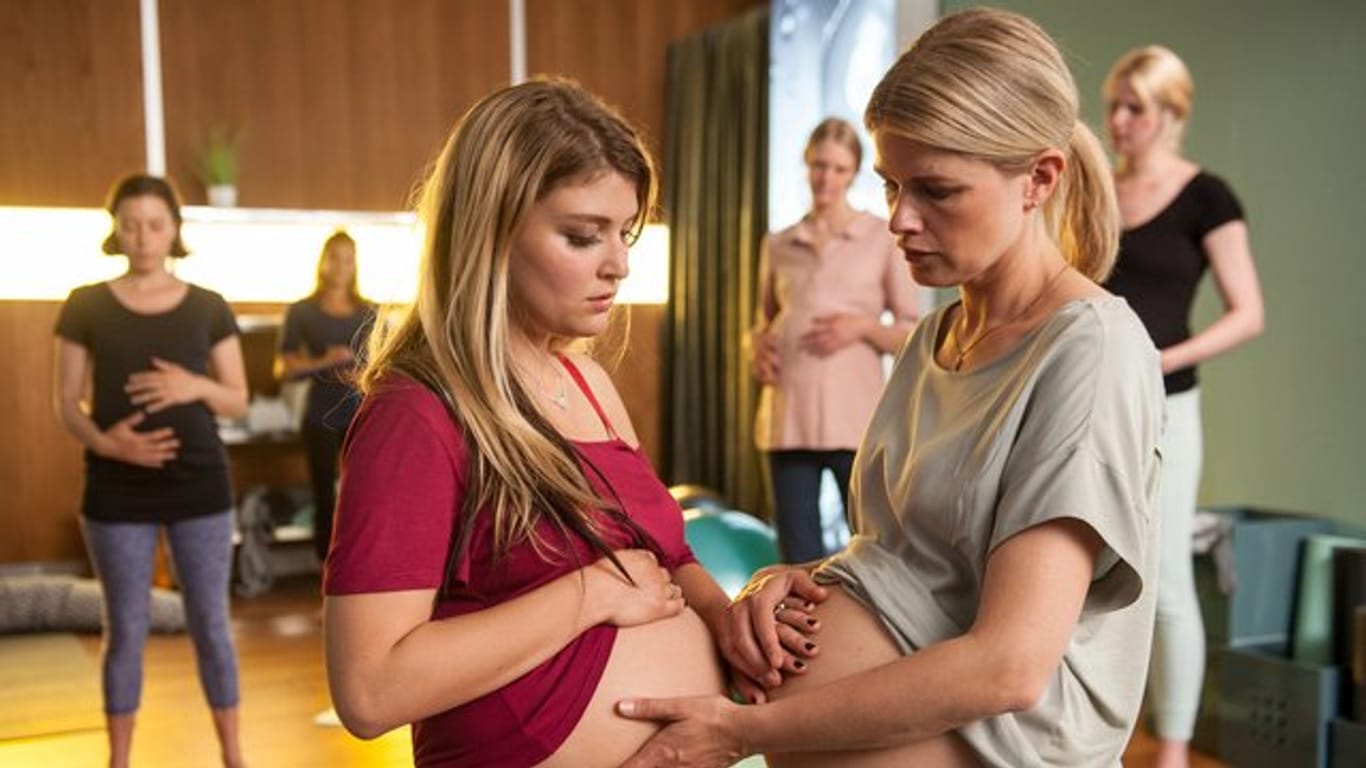 Bauchvergleich: Die Friseurin Jessi (Lara Mandoki, l) und die Bildungsbürgerin Julia (Mira Bartuschek) sind schwanger.